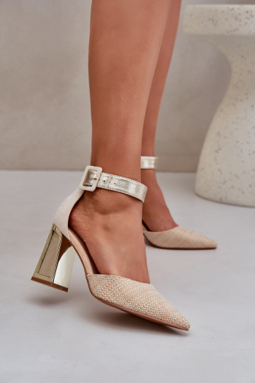 Sandálias douradas com...