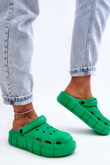 Chinelos tipo Crocs com plataforma elevada cor verde Beckett