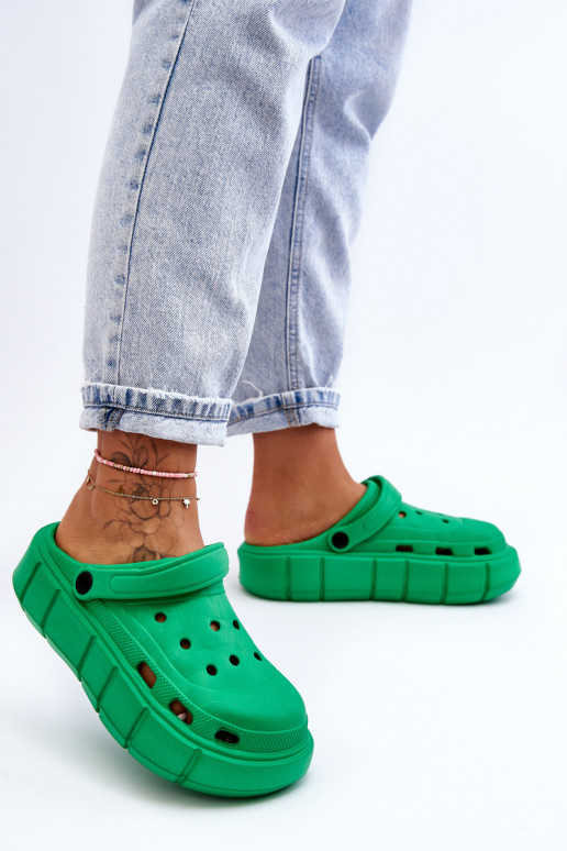 Chinelos tipo Crocs com plataforma elevada cor verde Beckett