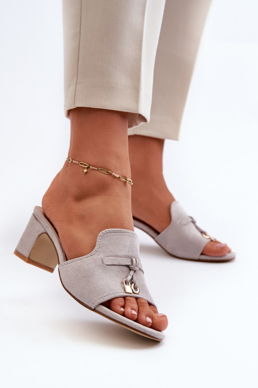 Chinelos femininos Z de camurça ecológicau com salto cor cinza Jemenna Chinelos femininos Z de camurça ecológicau com salto cor cinza Jemenna