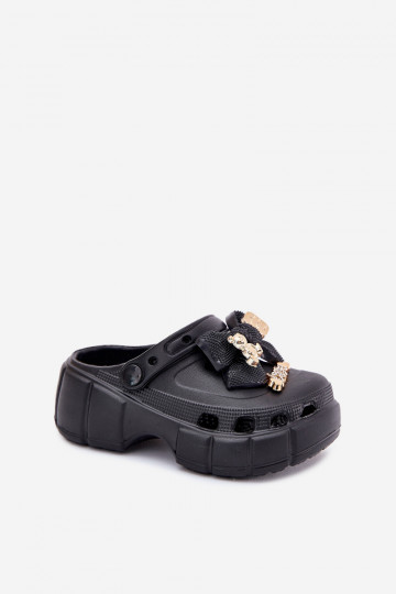 Chinelas infantis leves com laços e enfeites em tom preto
