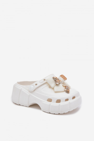 Chinelas infantis leves com laços e enfeites em tom branco