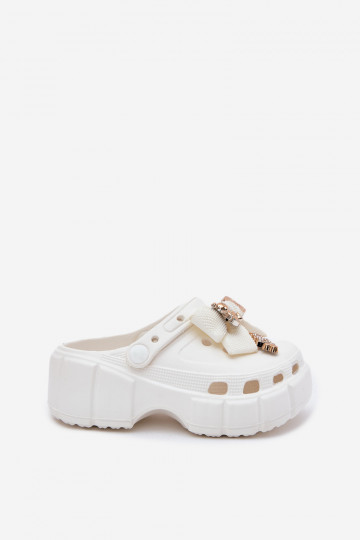 Chinelas infantis leves com laços e enfeites em tom branco 2