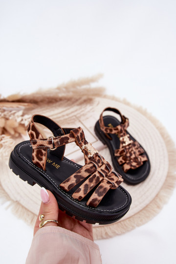 Sandálias infantis com detalhes decorativos e estampas de pele de leopardo