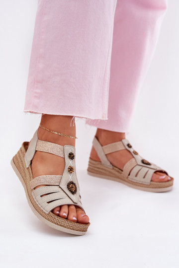 Sandálias femininas Em uma cunha com lindos detalhes Inblu RV000015 cor de marfim 2