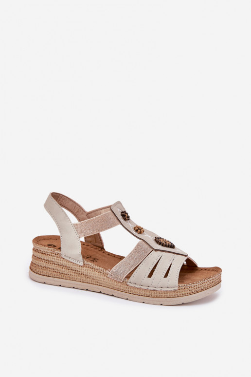 Sandálias femininas Em uma cunha com lindos detalhes Inblu RV000015 cor de marfim