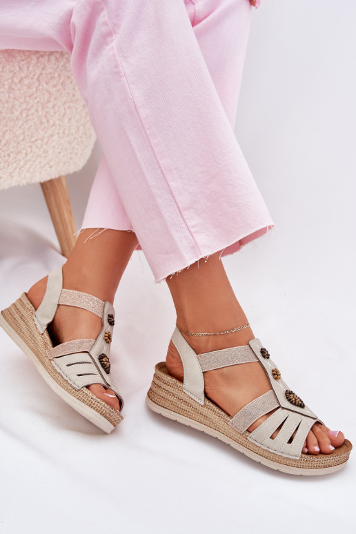 Sandálias femininas Em uma cunha com lindos detalhes Inblu RV000015 cor de marfim