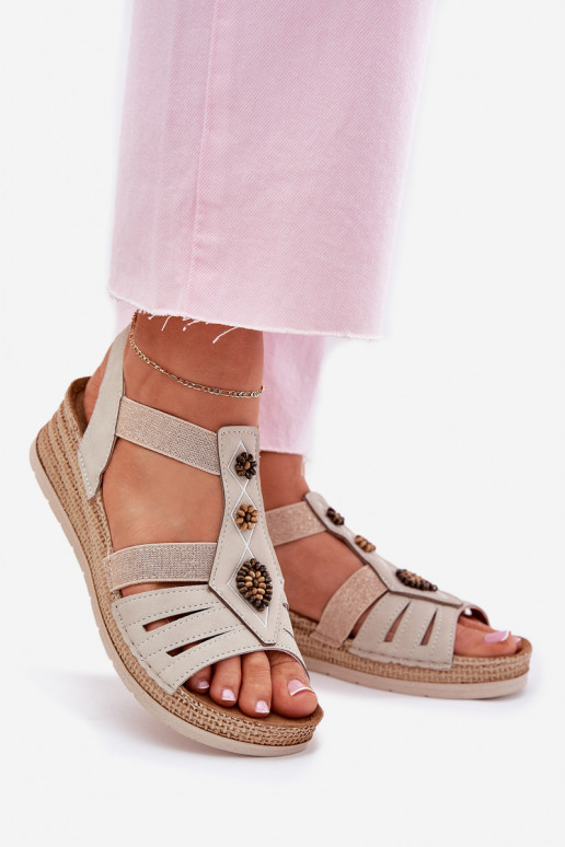 Sandálias femininas Em uma cunha com lindos detalhes Inblu RV000015 cor de marfim