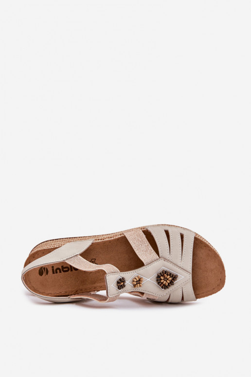 Sandálias femininas Em uma cunha com lindos detalhes Inblu RV000015 cor de marfim