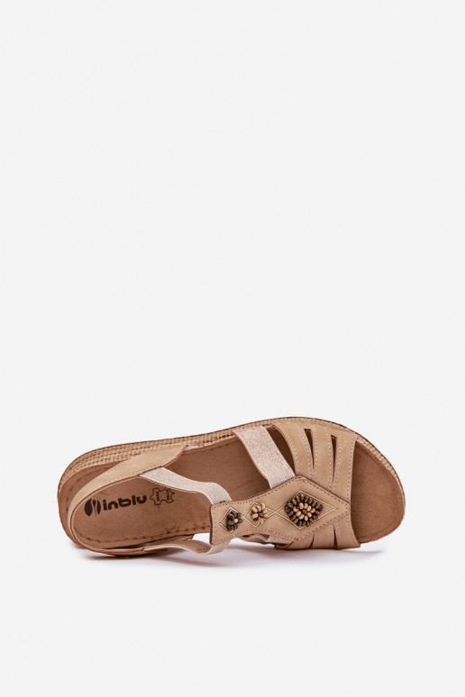 Sandálias femininas Em uma cunha com lindos detalhes Inblu RV000015 bege