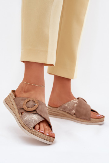 Chinelas femininas com plataforma decoradas com fivelas Inblu RV000012 na cor marrom