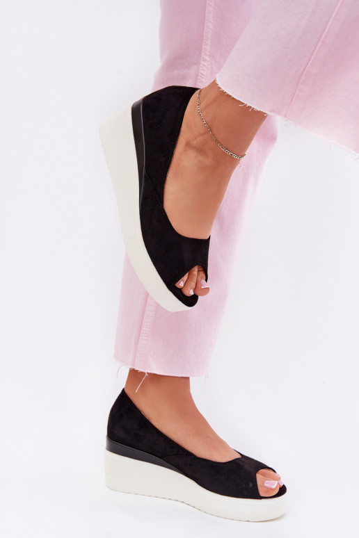 Sandálias femininas Em uma cunha Z de camurça ecológicau cor preta Velira