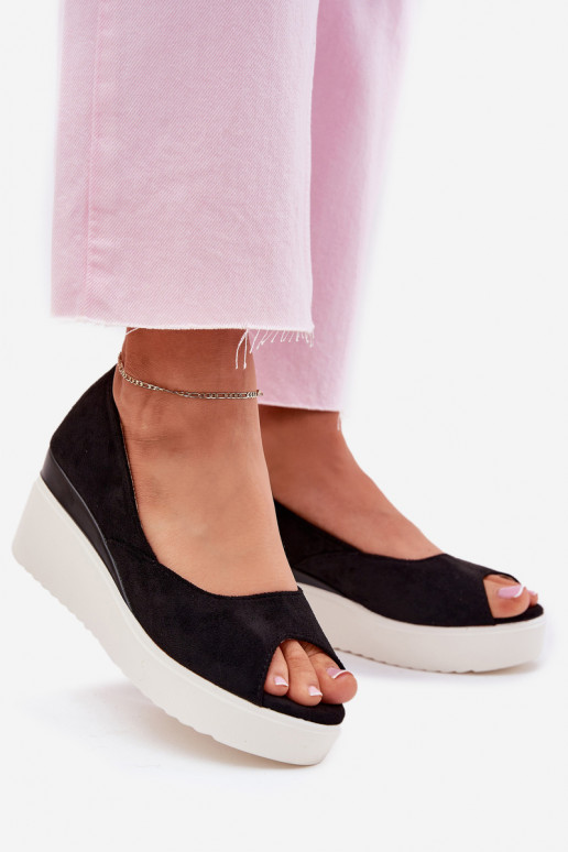 Sandálias femininas Em uma cunha Z de camurça ecológicau cor preta Velira