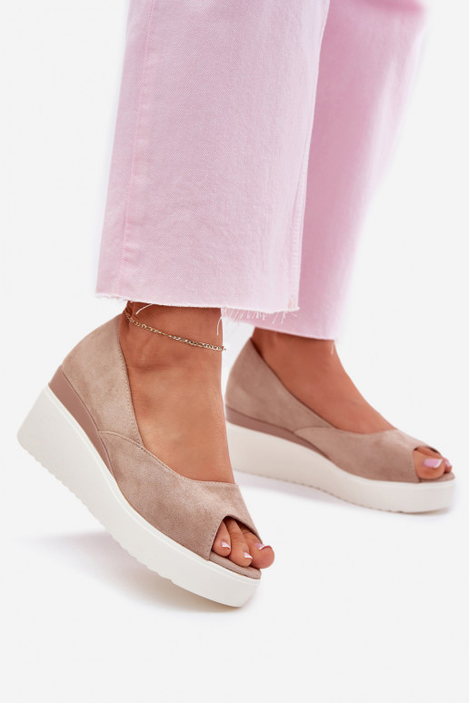 Sandálias femininas Em uma cunha Z de camurça ecológicau bege Velira Sandálias femininas Em uma cunha Z de camurça ecológicau bege Velira