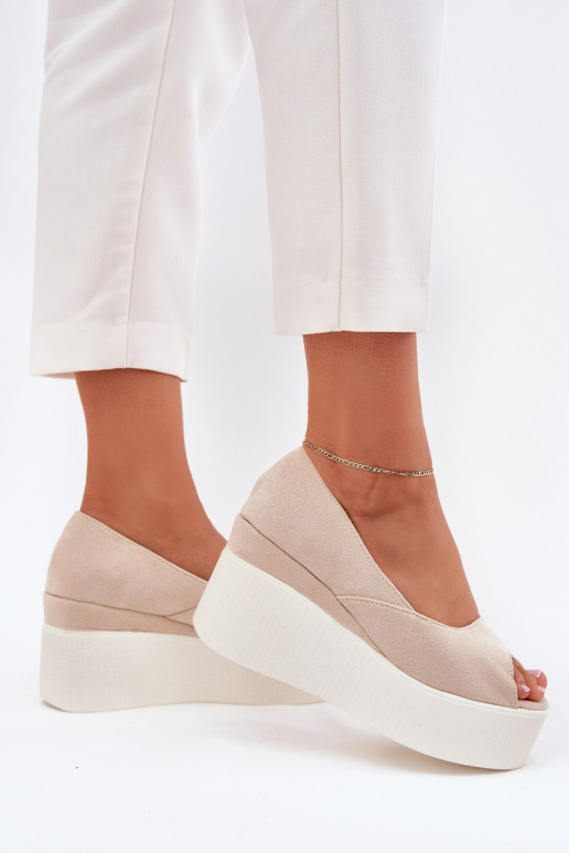 Sandálias femininas Em uma cunha e plataforma cor de marfim Felyra