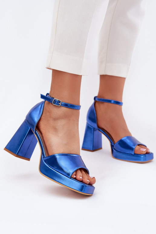 Sandálias lacadas para mulheres com salto cor azul Tem que serrila Sandálias lacadas para mulheres com salto cor azul Tem que serrila