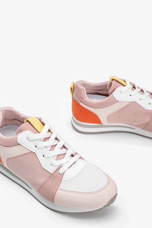 Sapatos brancos com detalhes...