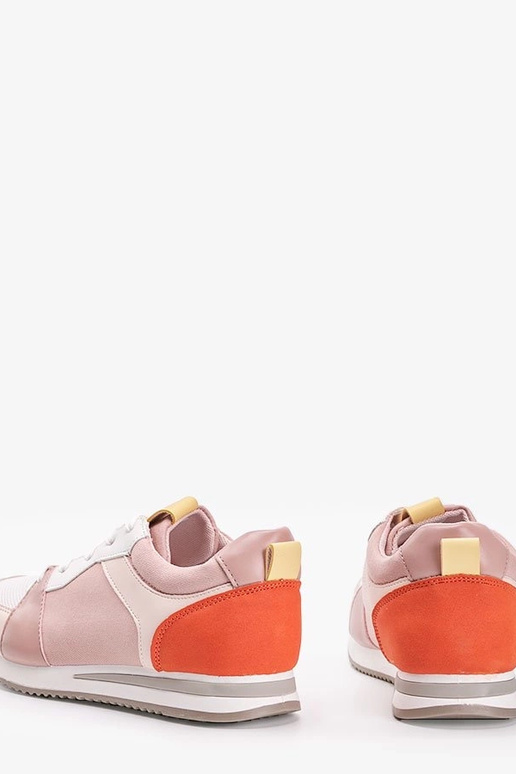 Sapatos brancos com detalhes...