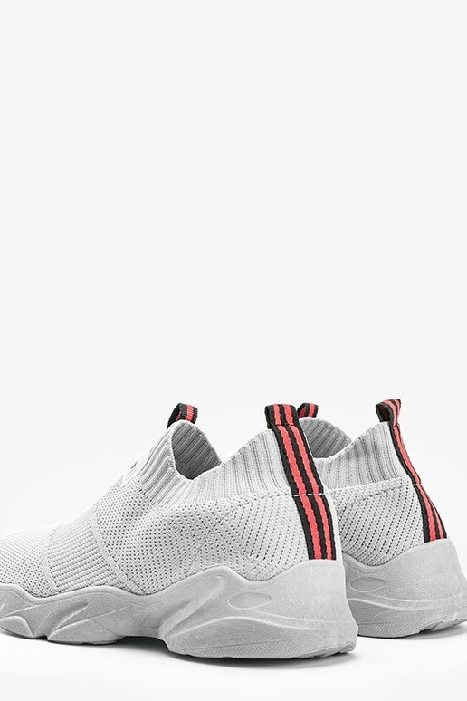 Tênis esportivos cinzas, "Justice"