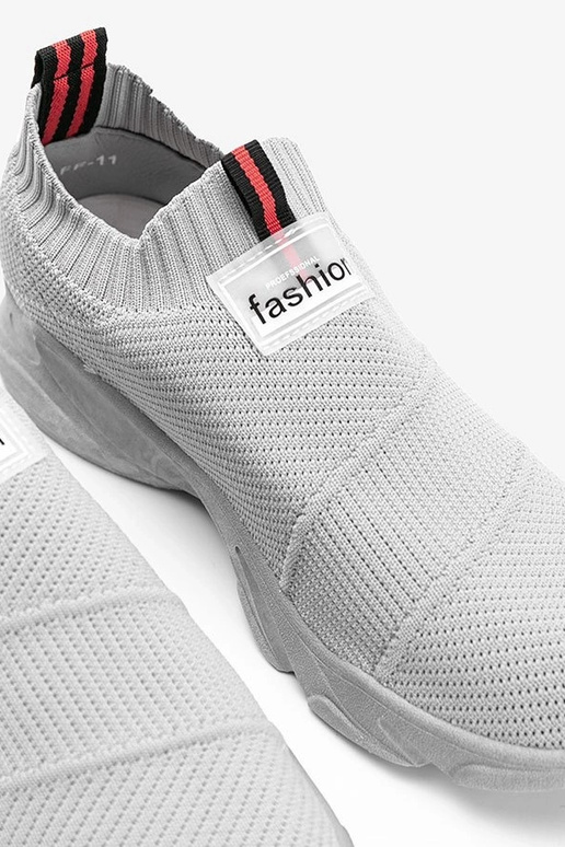 Tênis esportivos cinzas, "Justice"