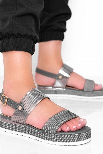 Sandálias cinzas em sola...