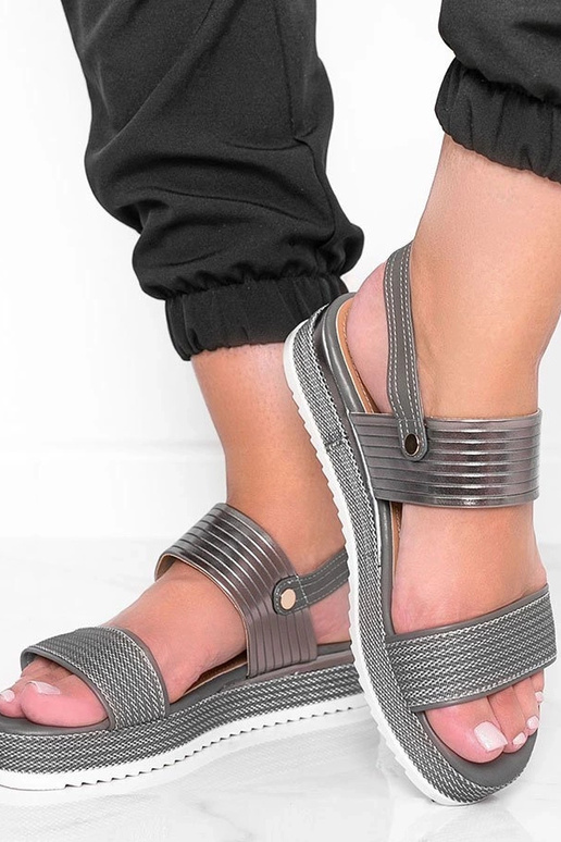 Sandálias cinzas em sola grossa,...