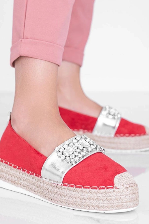 Espadrilles vermelhas decoradas com...