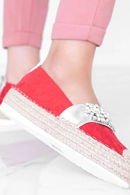 Espadrilles vermelhas decoradas com...