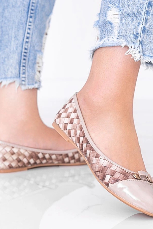 Sapatos bege com elementos trançados,...