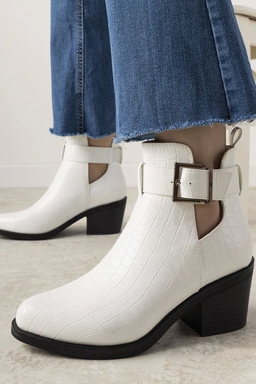 Botins brancos com salto...