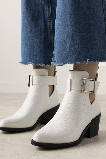 Botins brancos com salto... 2