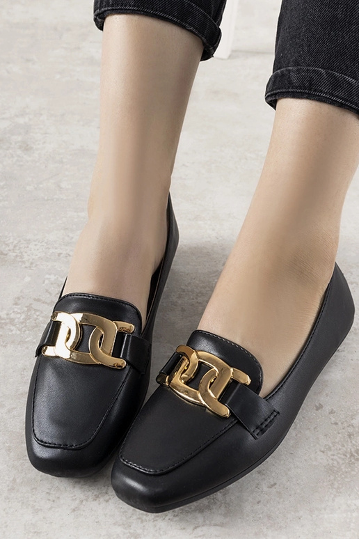 Mocassins pretos com detalhe dourado,...