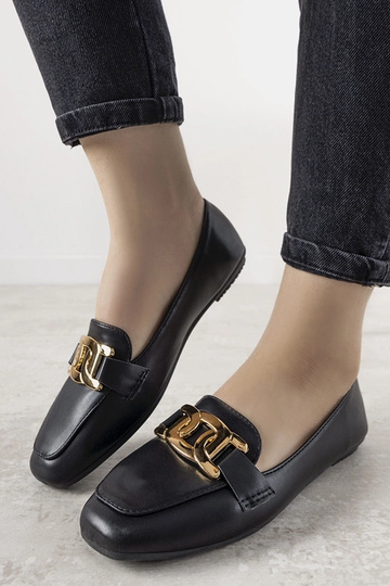 Mocassins pretos com detalhe dourado, "Hashtag" 2
