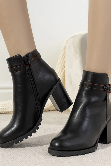 Botas pretas com isolamento...