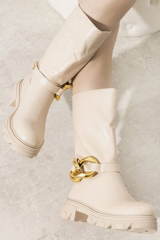 Botins isolados bege com corrente...