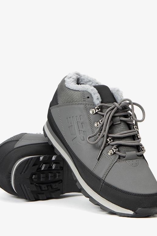 Calçado desportivo isolado cinzento...