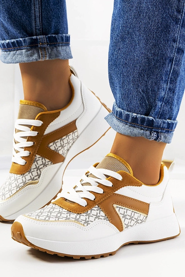 Tênis esportivos brancos...