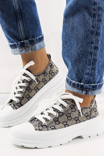 Sapatos azuis e areia,...