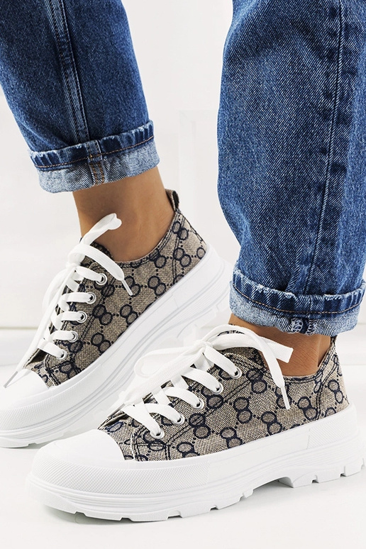 Sapatos azuis e areia, "Waters"