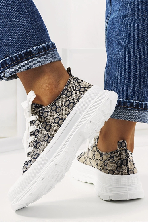 Sapatos azuis e areia, "Waters"