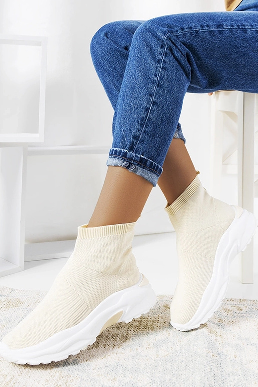 Tênis esportivos altos na cor areia,...