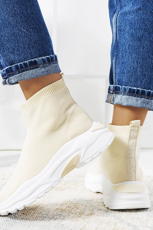 Tênis esportivos altos na cor areia,...