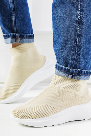 Tênis bege de cano alto da... 2