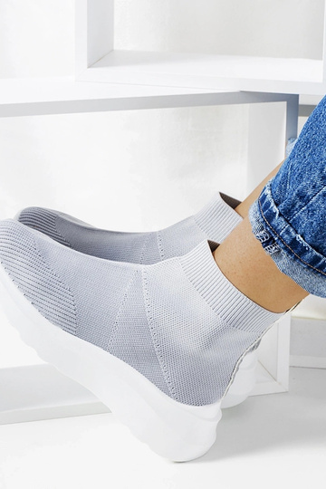 Tênis de cano alto cinza...