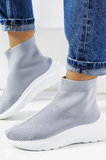 Tênis de cano alto cinza... 2