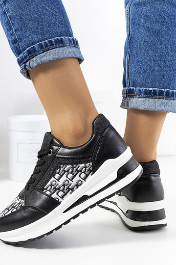 Tênis esportivo preto com... 2