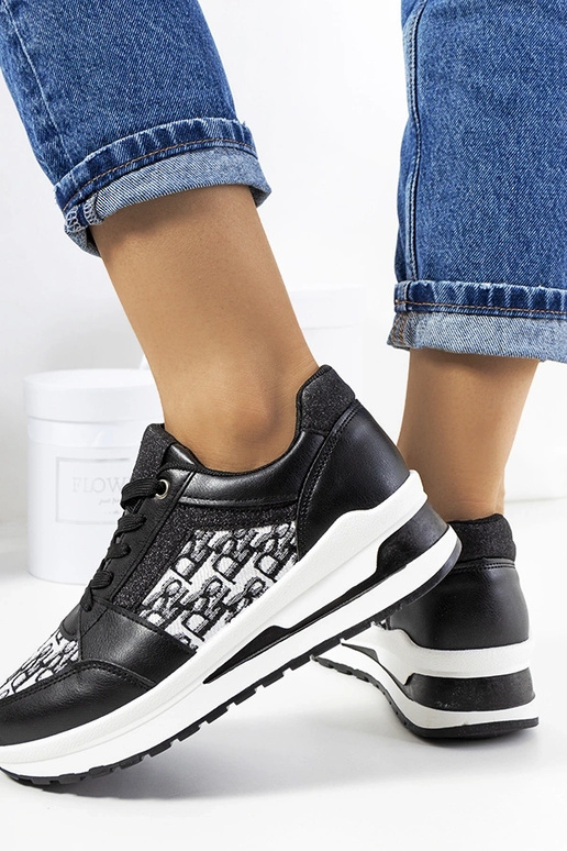 Tênis esportivo preto com sola grossa...