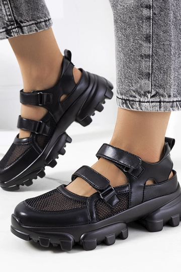 Tênis pretos com sola...