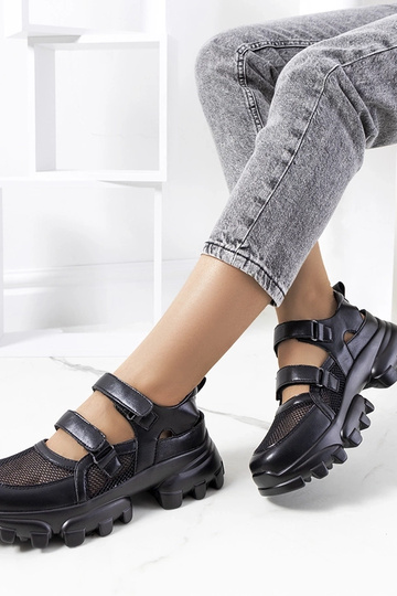 Tênis pretos com sola... 2