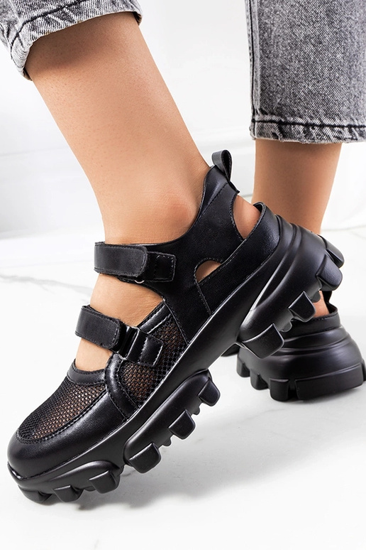 Tênis pretos com sola grossa, "Djurs"